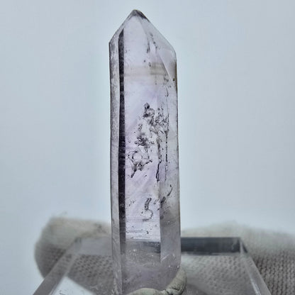 Pointe de cristal d'améthyste fantôme transparente Goboboseb, Namibie 33*8*6mm Collection 