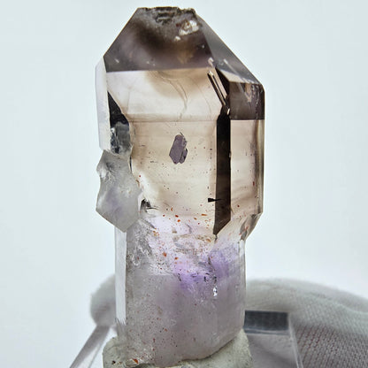 Cristal de sceptre d'améthyste fantôme transparent Goboboseb, Namibie 41*18*14mm Collection 