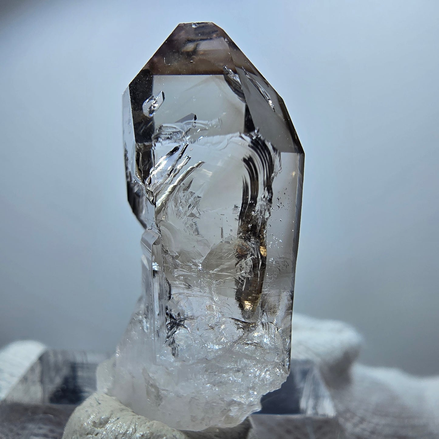 Pointe de sceptre en améthyste fantôme transparente, Goboboseb, Namibie, 31 x 13 x 11 mm 