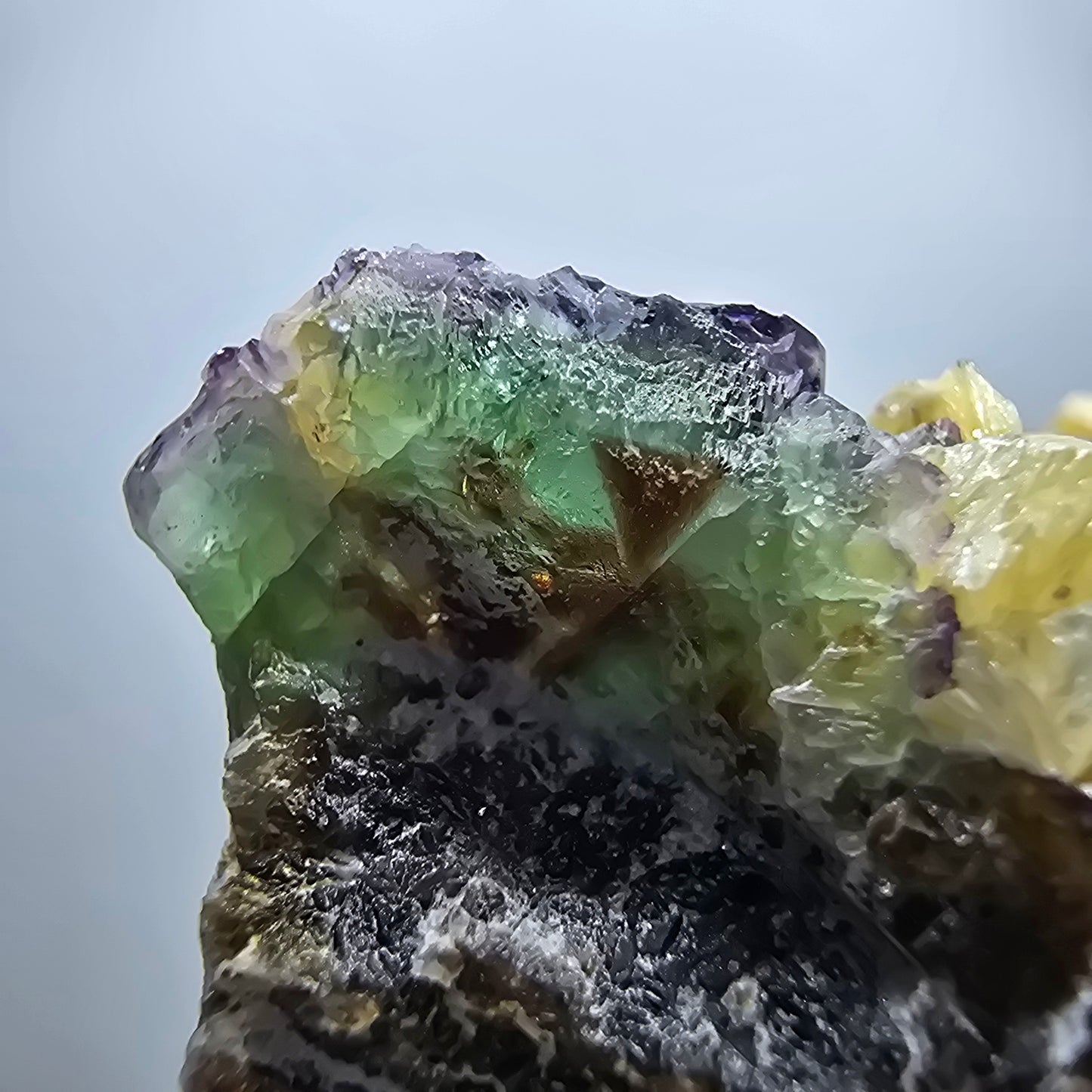 Fluorite fantôme, quartz fumé, tourmaline Schörl, hyalite, muscovite Erongo, Namibie 62*43*31mm 