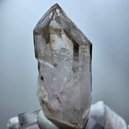 Quartz fumé fantôme transparent, pointe de sceptre, Goboboseb, Namibie, 45 x 23 x 18 mm 
