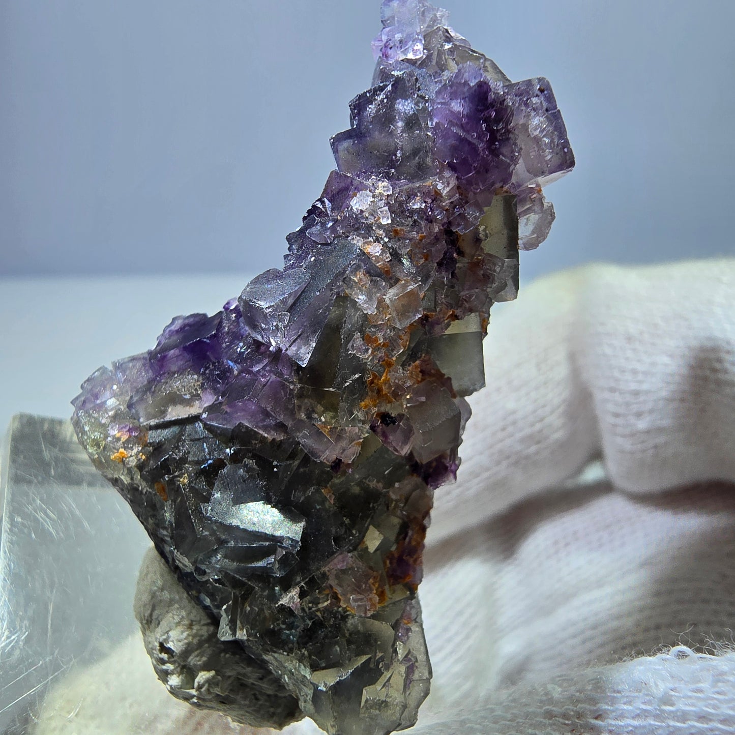 Spécimen rare de cube de fluorite fantôme zonal jaune violet Okorusu, Namibie 44*27*16mm