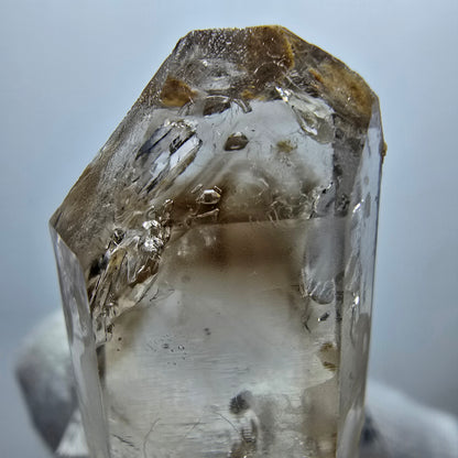 Enhydro Phantom Rauchquarz Spitze, 1x Blase Goboboseb, Namibia 33*19*10mm