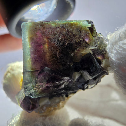 Fluorite fantôme colorée, tourmaline schol, muscovite, hyalite, Erongo, Namibie, 30 x 25 x 25 mm 