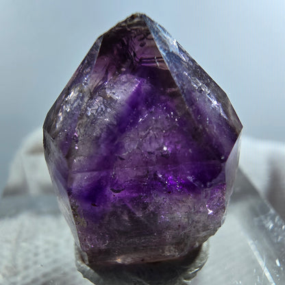 Pointe de sceptre en améthyste fantôme rare à Goboboseb, Namibie, 19 x 15 x 11 mm 