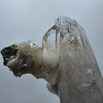 Matrice de calcite UV à quartz fumé et hématite lémurienne Enhydro Valentine Pocket, Namibie 86 x 52 x 39 mm 