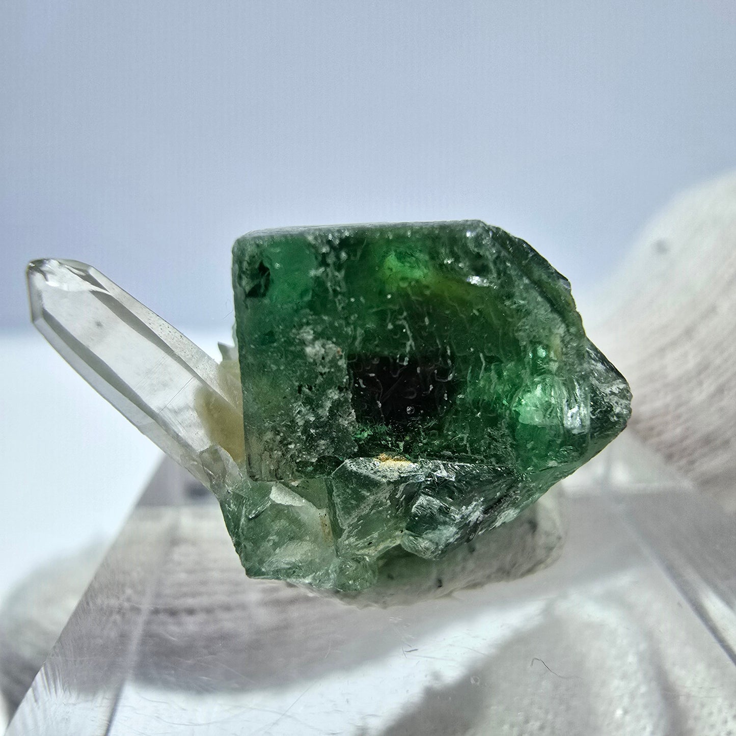 Cube de fluorite fantôme, quartz fumé, hyalite et muscovite, spécimen d'Erongo, Namibie, 20 x 15 x 13 mm 