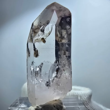 Pointe de sceptre en améthyste fantôme transparente, Goboboseb, Namibie, 38 x 16 x 11 mm 