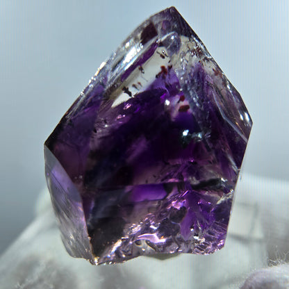 Pointe de sceptre en améthyste fantôme rare à Goboboseb, Namibie, 26 x 18 x 14 mm 