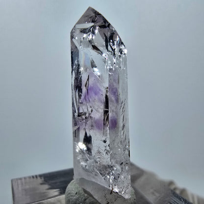 Améthyste fantôme avec hématite, mine Streep, Goboboseb, Namibie, 32 x 10 x 10 mm 
