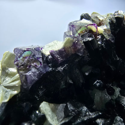 Fluorite fantôme colorée, tourmaline schol, muscovite, quartz fumé, Erongo, Namibie, 99 x 80 x 51 mm 