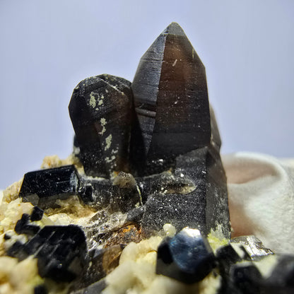 Spécimen rare de tourmaline Schorl, quartz fumé et hyalite, Erongo, Namibie, 37 x 29 x 19 mm 