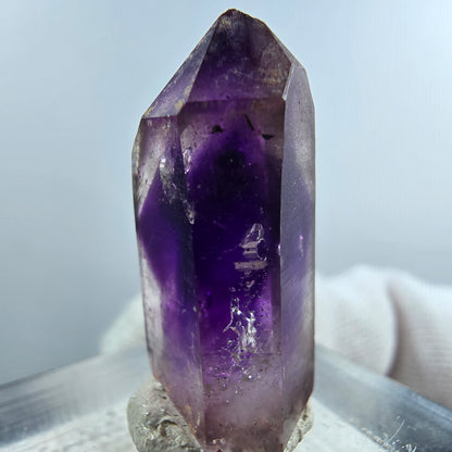 Pointe de sceptre en améthyste fantôme rare à Goboboseb, Namibie, 26 x 12 x 10 mm 