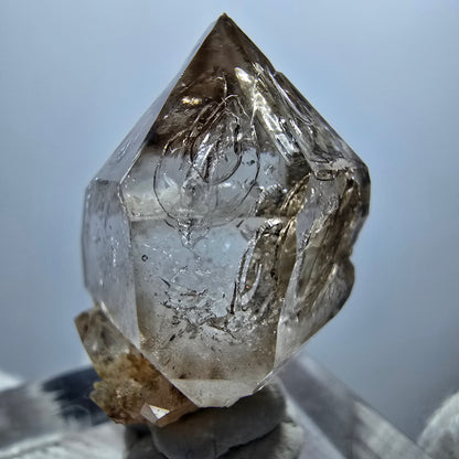 Sceptre en quartz fumé fantôme transparent, DT Point, Goboboseb, Namibie, 29 x 22 x 16 mm 
