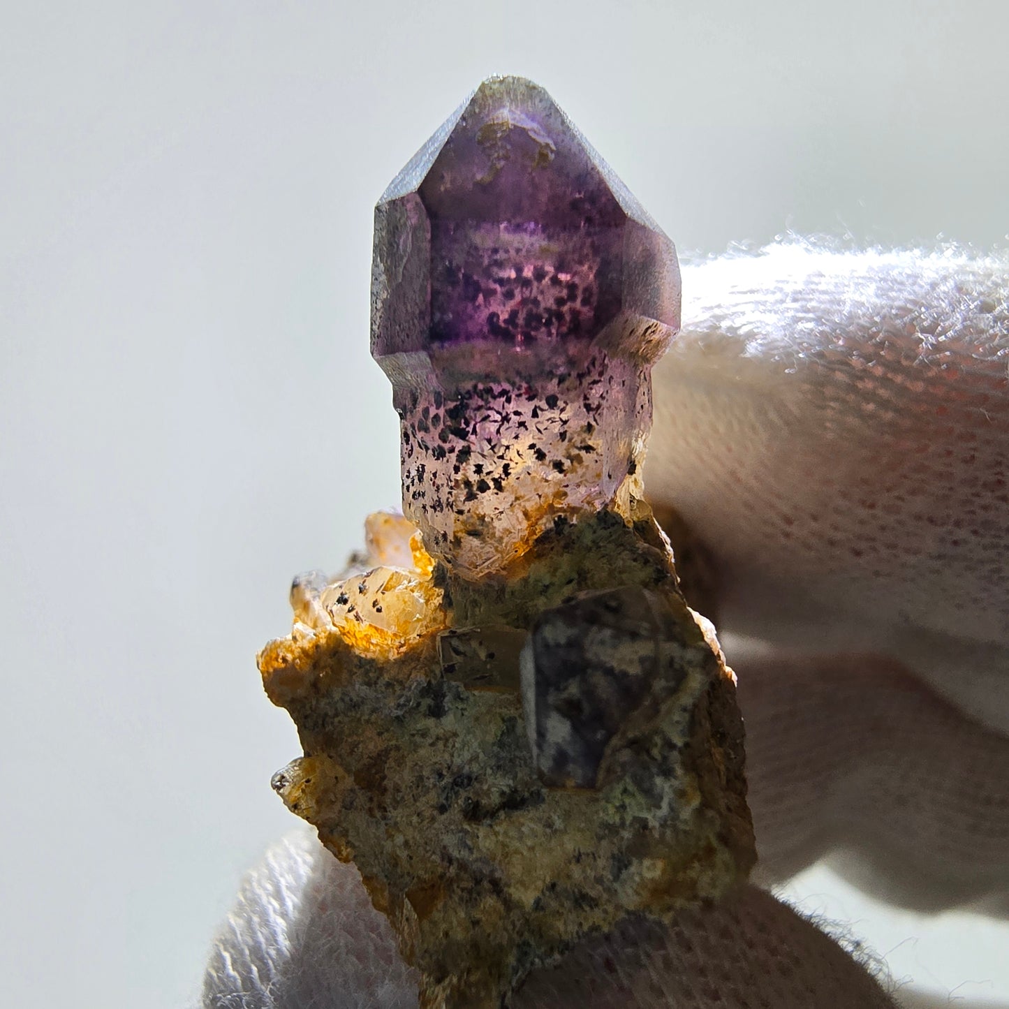 Rare sceptre d'améthyste fantôme sur scène matricielle Brandberg, Namibie 45 x 33 x 19 mm 