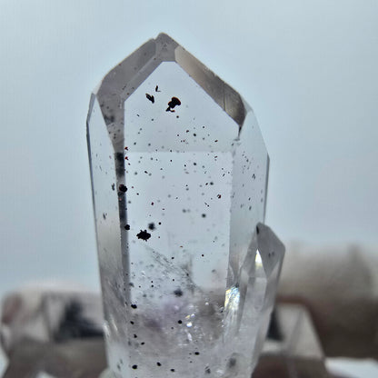 Quartz hématite transparent Point Streep Mine, Goboboseb, Namibie 27 x 11 x 8 mm 