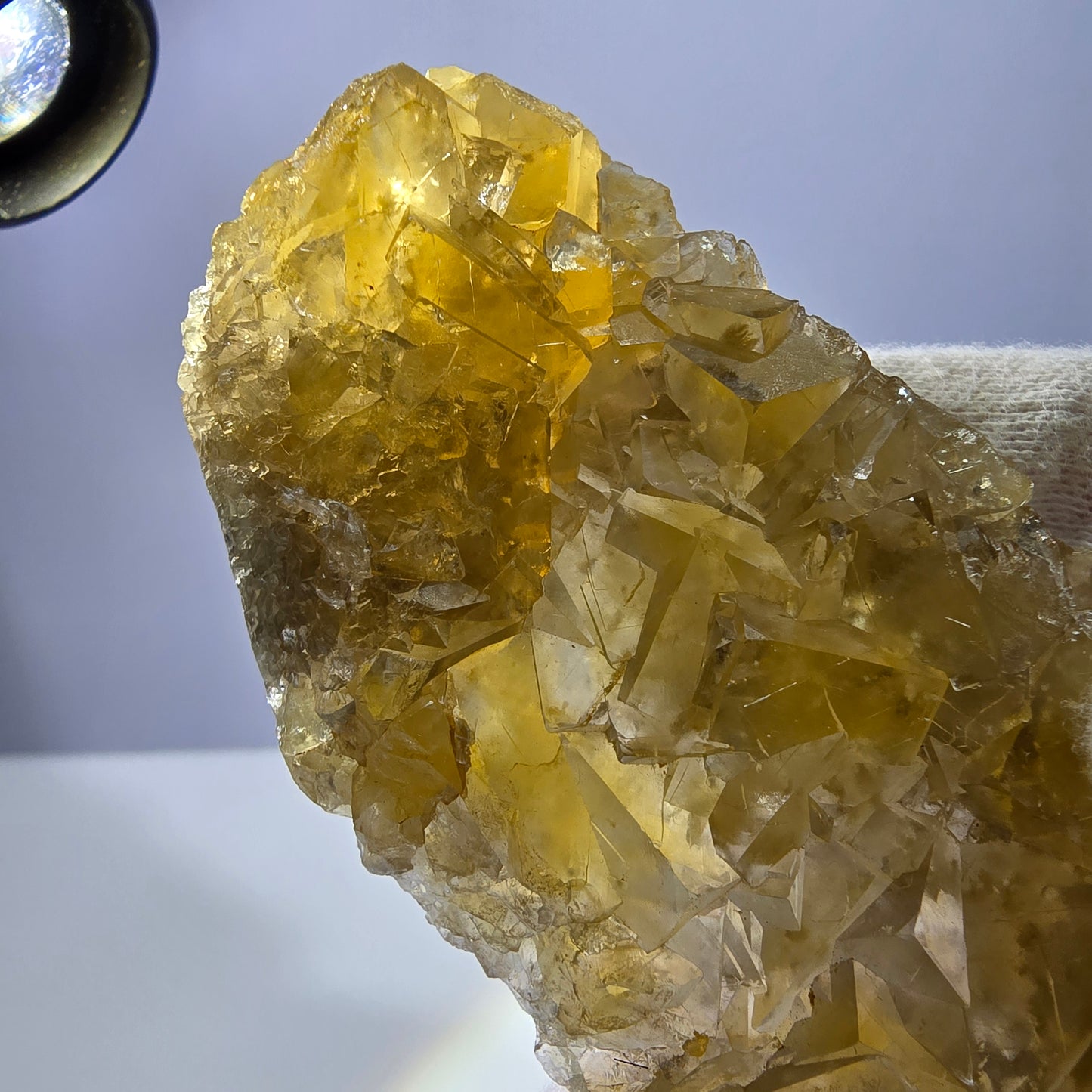 Grand spécimen de cube de fluorite fantôme, poche jaune miel, Okorusu, Namibie, 124 x 48 x 26 mm 