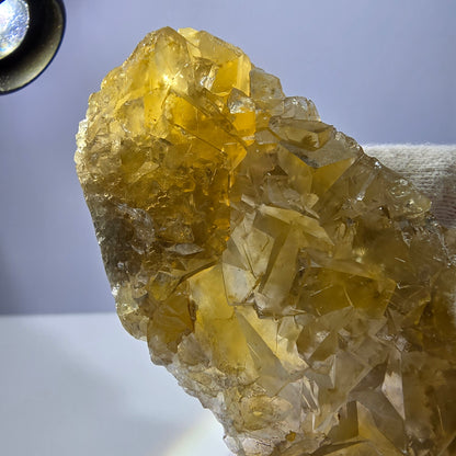 Grand spécimen de cube de fluorite fantôme, poche jaune miel, Okorusu, Namibie, 124 x 48 x 26 mm 