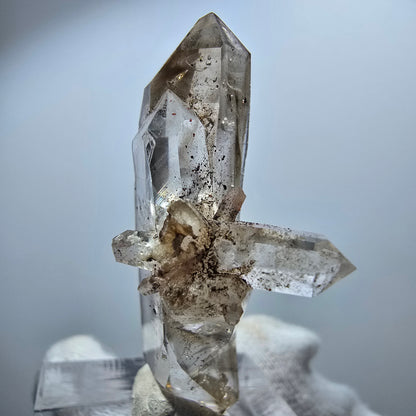 Sceptre en quartz fumé fantôme transparent, amas de Goboboseb, Namibie, 43 x 23 x 16 mm 