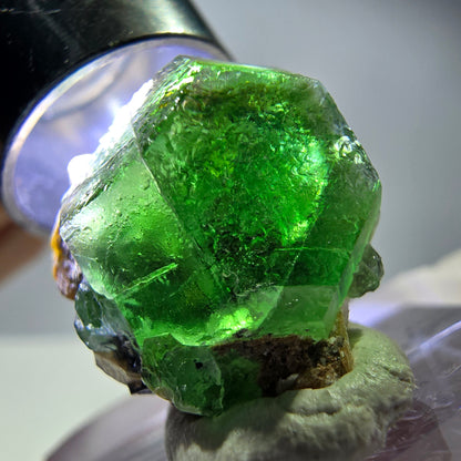 Cube hexagonal de fluorite fantôme, muscovite, tourmaline Schörl, Erongo, Namibie, 20 x 17 x 13 mm 