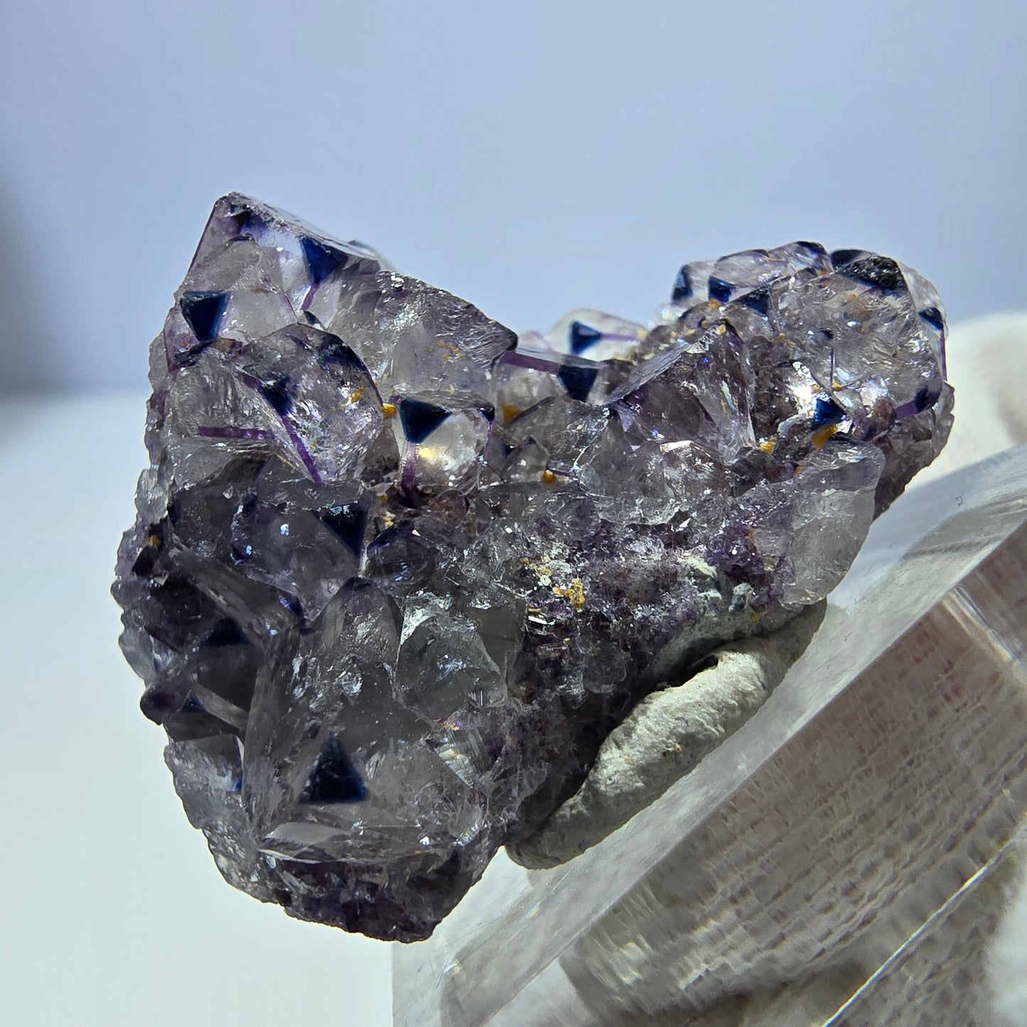 Spécimen rare de cube de fluorite fantôme zonal blanc violet Okorusu, Namibie 35*23*16mm 