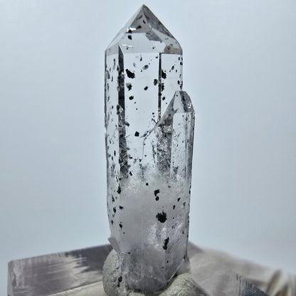 Quartz hématite transparent Point Streep Mine, Goboboseb, Namibie 34 x 9 x 9 mm 