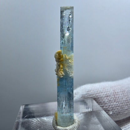 Rare spécimen d'orthose à double terminaison aigue-marine, Erongo, Namibie, 33 x 5 x 4 mm 