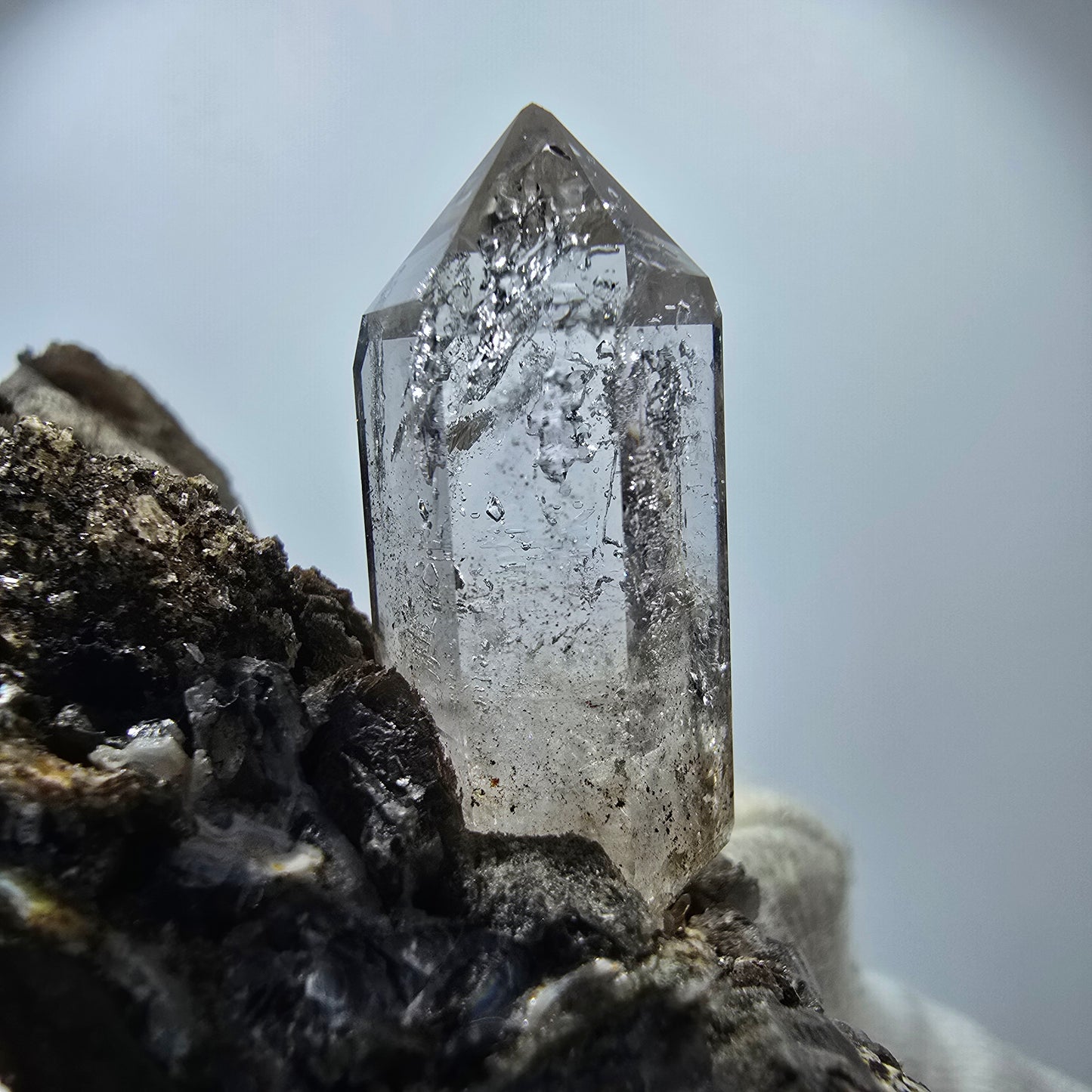 Sceptre en quartz fumé squelette, spécimen de calcite UV, poche Saint-Valentin, Goboboseb, Namibie, 117 x 60 x 59 mm 