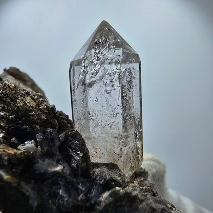 Sceptre en quartz fumé squelette, spécimen de calcite UV, poche Saint-Valentin, Goboboseb, Namibie, 117 x 60 x 59 mm 