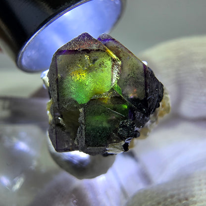 Fluorite fantôme colorée, Spécimen de tourmaline scholle muscovite, Erongo, Namibie, 19 x 17 x 14 mm 