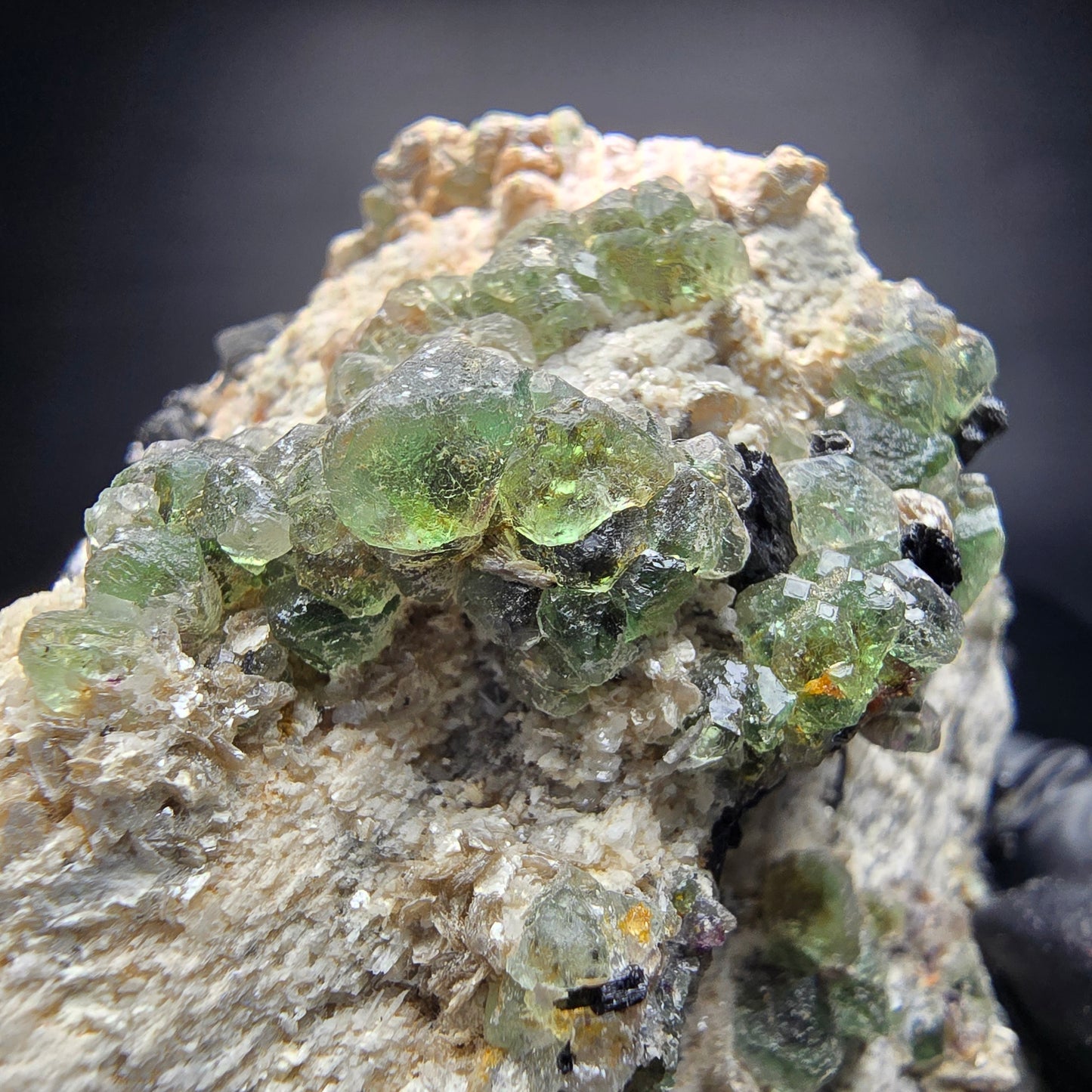 Grande fluorite fantôme, tourmaline Schörl, stade muscovite Erongo Namibie 82*51*58mm