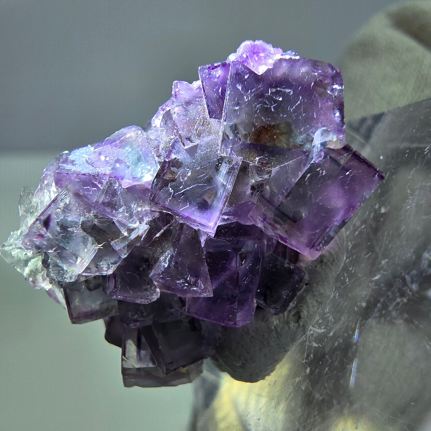 Spécimen zonal de cube de fluorite fantôme, vert violet, Okorusu, Namibie, 24 x 17 x 14 mm 