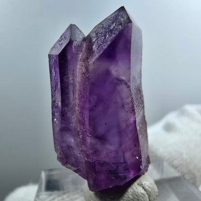 Pointe de sceptre en améthyste fantôme rare de Goboboseb, Namibie, 30 x 15 x 9 mm 