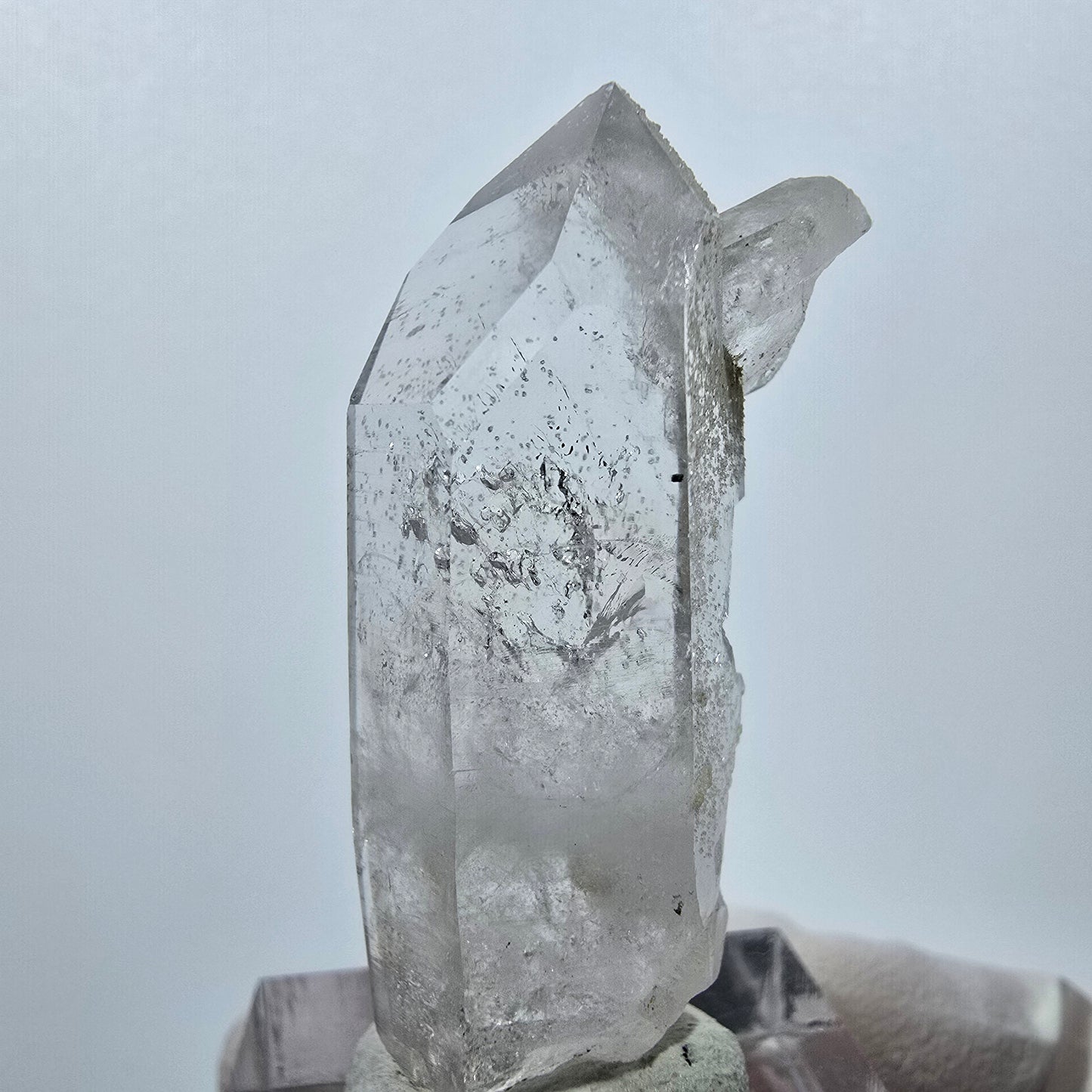 Quartz clair, préhnite, hématite, mine Point Streep, Goboboseb, Namibie, 43 x 21 x 13 mm 