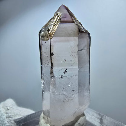 Pointe de sceptre en améthyste fantôme transparente, Goboboseb, Namibie, 41 x 17 x 15 mm 