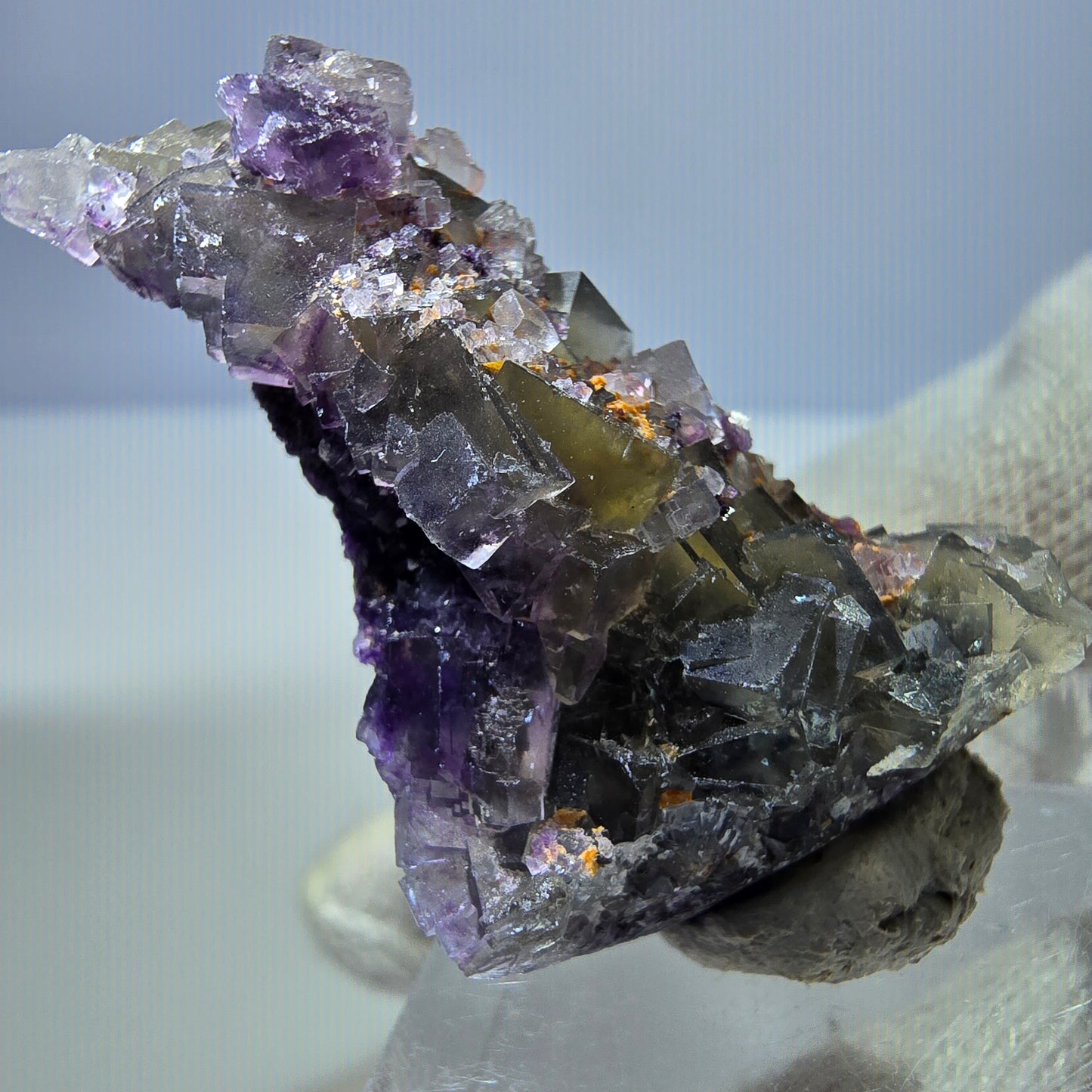 Spécimen rare de cube de fluorite fantôme zonal jaune violet Okorusu, Namibie 44*27*16mm