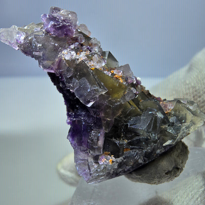 Spécimen rare de cube de fluorite fantôme zonal jaune violet Okorusu, Namibie 44*27*16mm