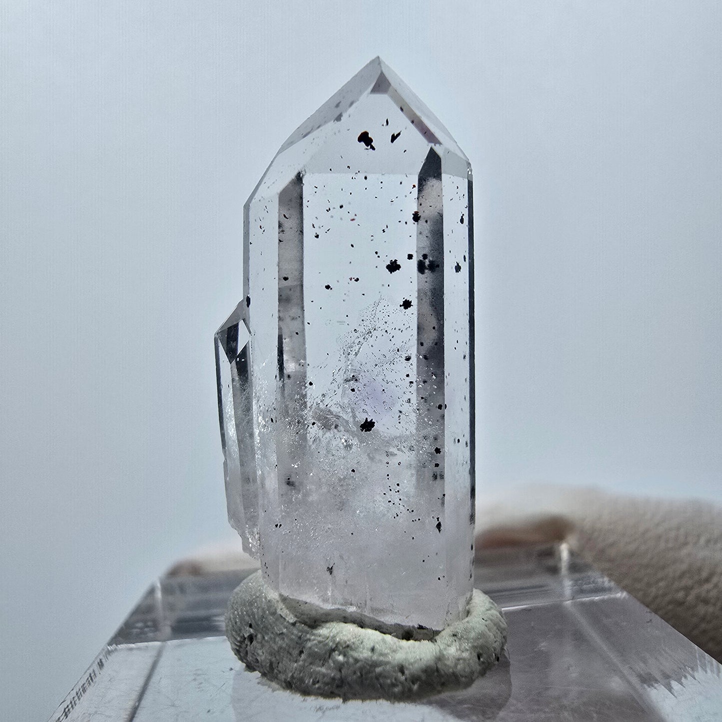 Quartz hématite transparent Point Streep Mine, Goboboseb, Namibie 27 x 11 x 8 mm 