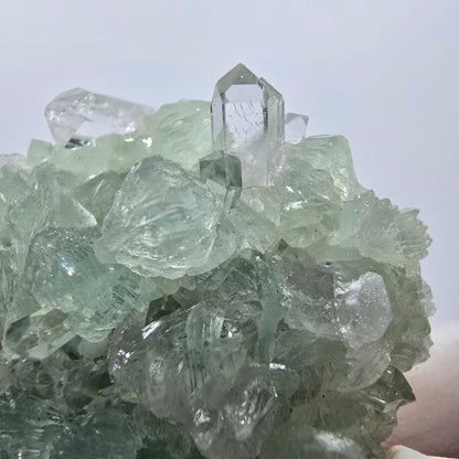 Spécimen de quartz, préhnite et calcite en forme d'étoile, mine Streep, Goboboseb, Namibie, 44 x 40 x 16 mm 
