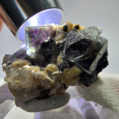 Fluorite fantôme colorée, tourmaline schol, muscovite, hyalite, Erongo, Namibie, 32 x 27 x 20 mm 