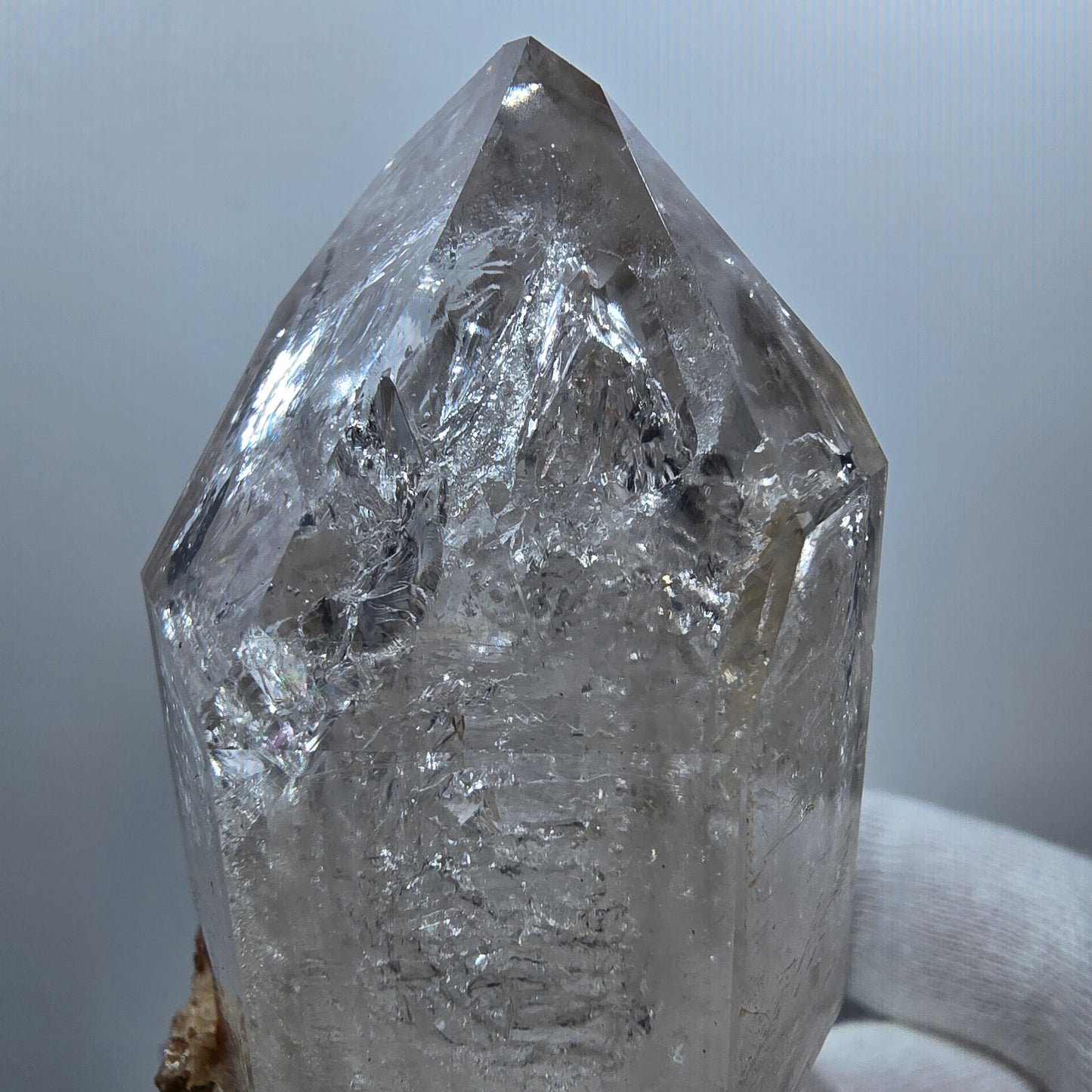 Sceptre squelette en quartz fumé Enhydro, calcite UV Valentine Pocket Goboboseb Namibie 77 x 44 x 38 mm 