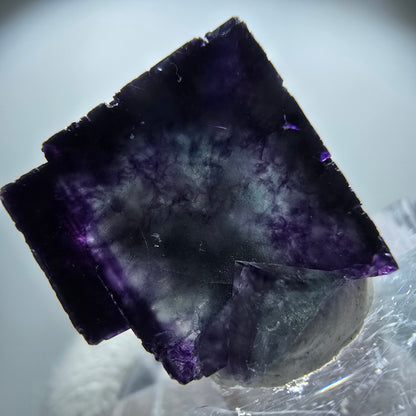 Spécimen rare de cube de fluorite fantôme, vert zonal et violet, Okorusu, Namibie, 21 x 19 x 13 mm