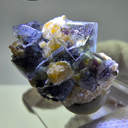Fluorite fantôme colorée, tourmaline schol, muscovite, hyalite, Erongo, Namibie, 32 x 27 x 20 mm 