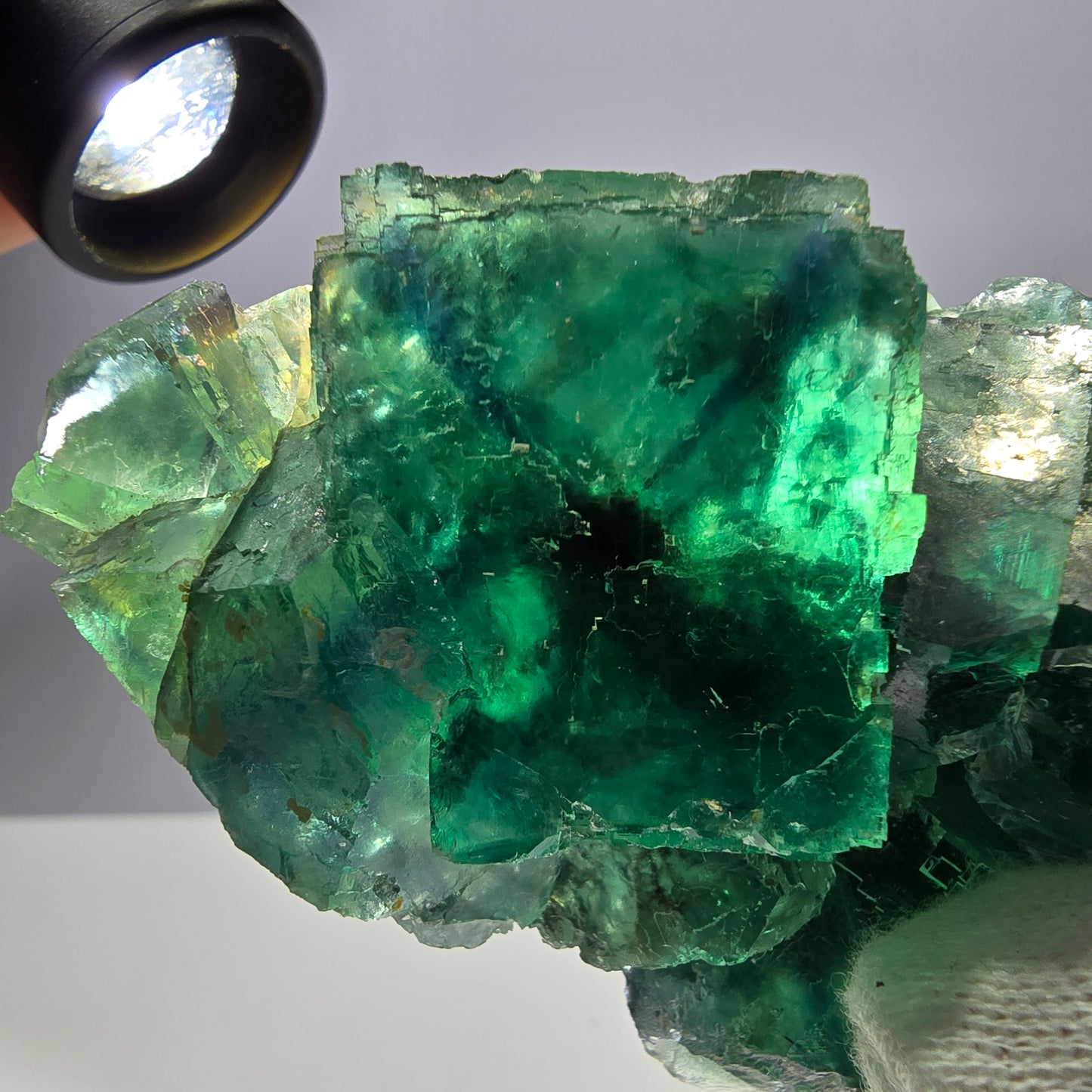 Grand spécimen de cube de fluorite fantôme, parqueté vert Okorusu, Namibie, 85 x 61 x 34 mm 