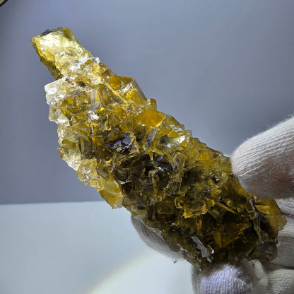 Grand spécimen de cube de fluorite fantôme, poche jaune miel, Okorusu, Namibie, 101 x 30 x 34 mm 