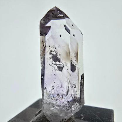 Améthyste fantôme Enhydro avec hématite Streep Mine, Goboboseb, Namibie 31 x 13 x 9 mm 