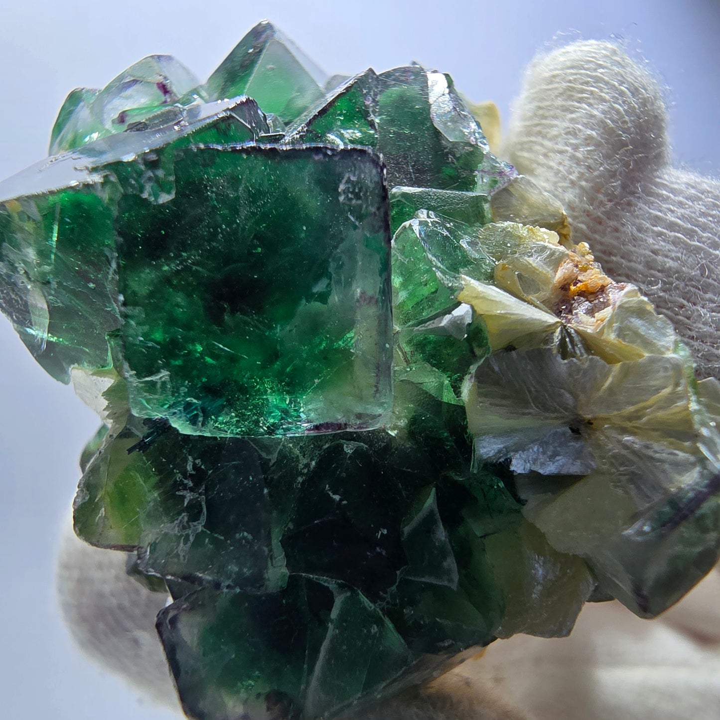 Cubes de fluorite fantôme transparente, muscovite et hyalite, spécimen d'Erongo, Namibie, 46 x 43 x 35 mm 