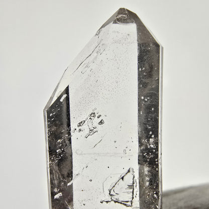 Sceptre de poche en quartz fumé fantôme squelette, Namibie, 48 x 18 x 7 mm 