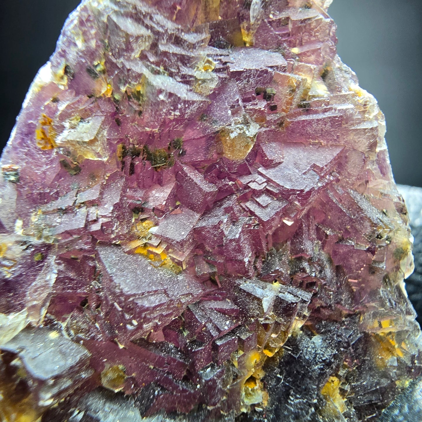 Étape de cube de fluorite rare, orange violet Omehane, Namibie 57*22*17mm