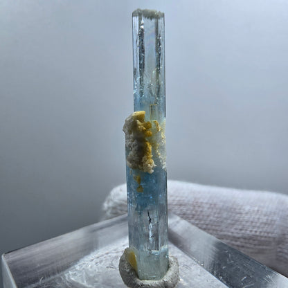 Rare spécimen d'orthose à double terminaison aigue-marine, Erongo, Namibie, 33 x 5 x 4 mm 